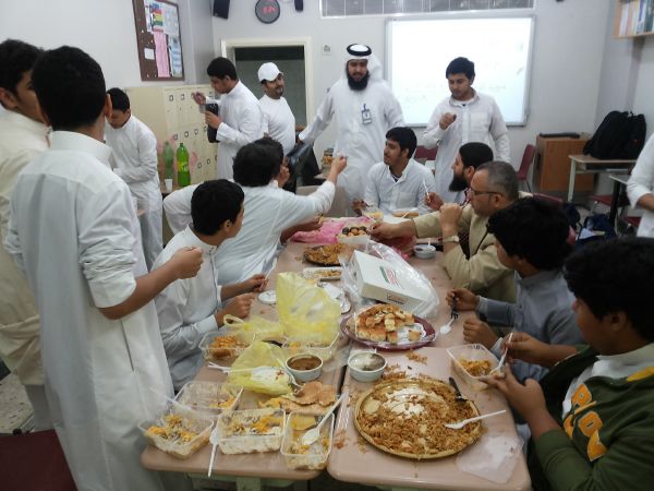 أنا إجتماعي ( فطور جماعي )  للطلاب بالقسم الثانوي