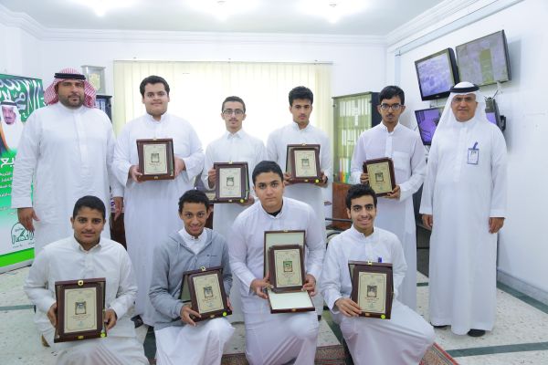 تكريم الطلاب الأوائل من قبل إدارة المدارس