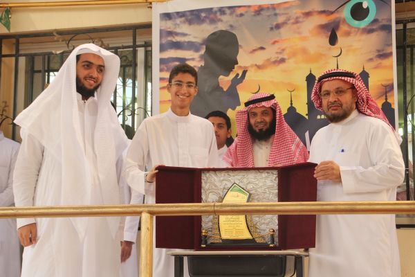 تكريم القسم الثانوي للطالب عصام المحمدي