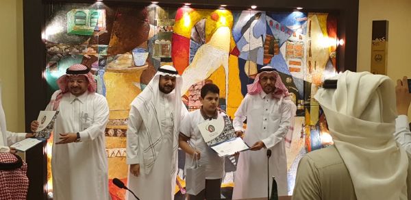 تكريم مدير عام التعليم بجدة للطالب أنس عبدالمنعم بافضل