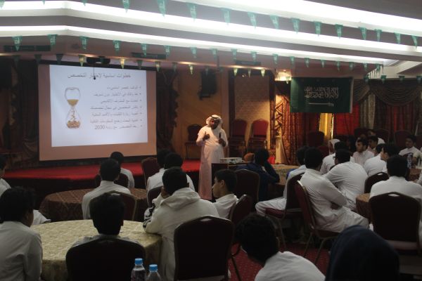 طلاب ثالث ثانوي يتعرفون على اسلوب الحياة الجامعية