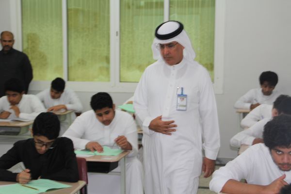 مدير عام المدارس يتفقد لجان اختبار الثانوي