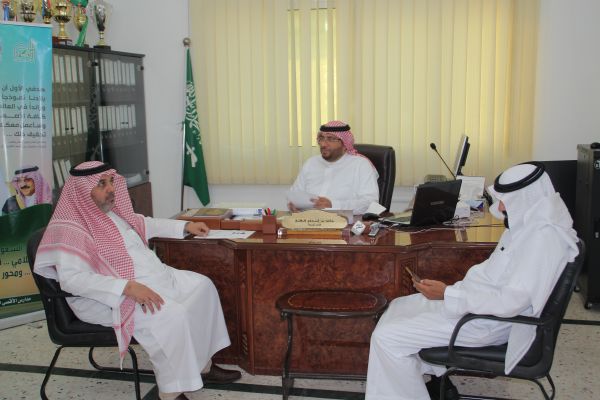 نائب مدير مكتب النسيم للشؤون المدرسية يتفقد سير الاختبارات